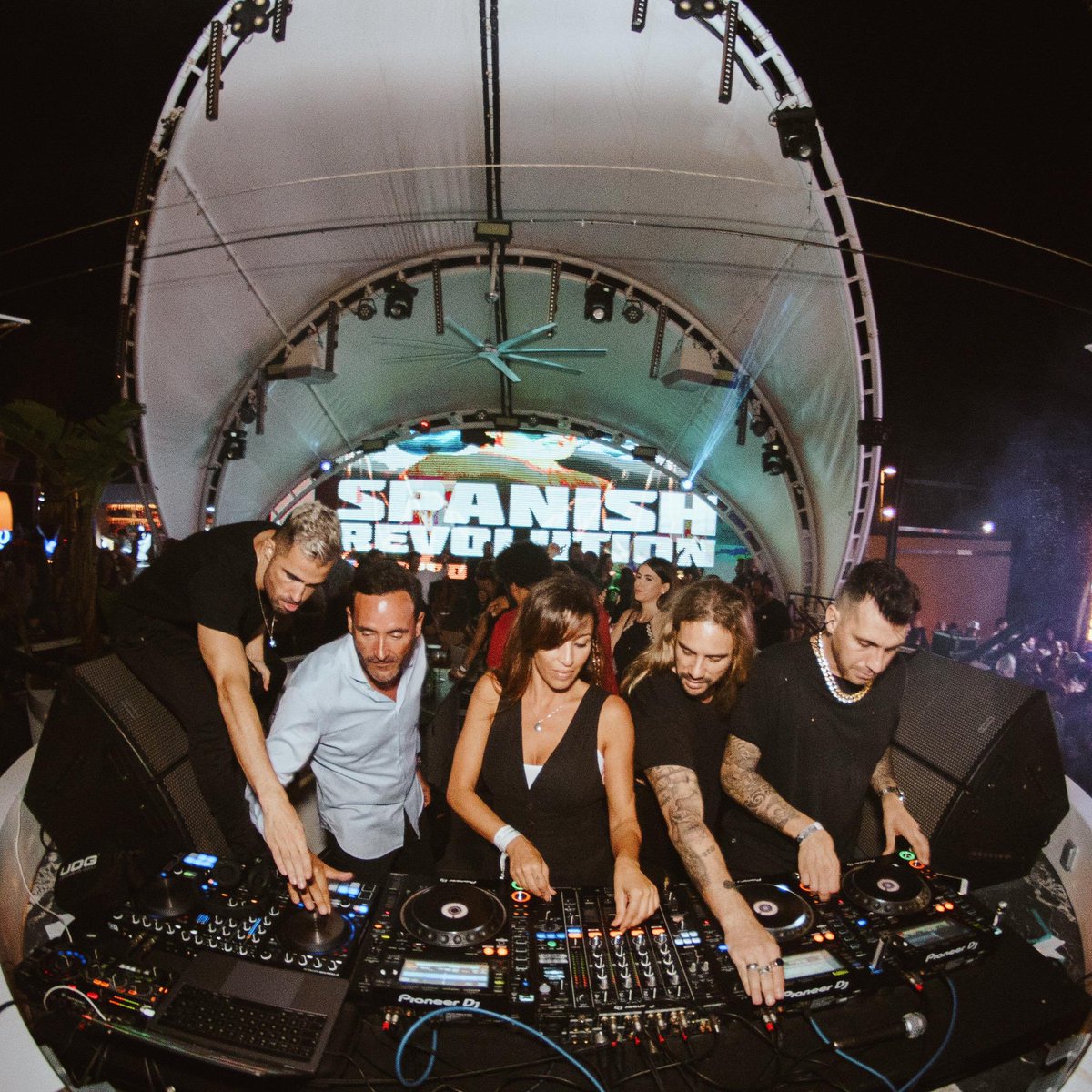 bjonesdj's tweet photo. Where is the deejay? 😅😂
#tbt @MarinaBeachCVlc @albertneve @DGRACE_OFFICIAL @TaaoKross
#djToni ❤ #spanishrevolution https://t.co/2iuBhW1UUq