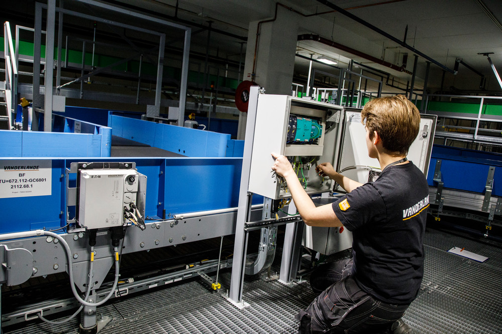 To help #OsloAirport maintain a reliable operation, Vanderlande provides a comprehensive life-cycle #services package. Next to a site-based team of 50 full-time employees, we also deliver a broad range of #asset and #logistic services. Watch the video: vanderlande.com/references/osl…