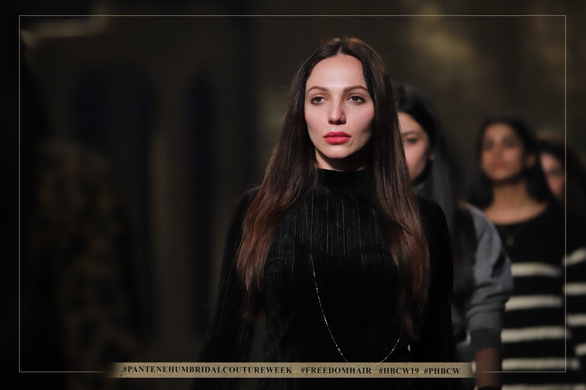 usamasheikh27's tweet photo. Zarmeena Ikram walking the ramp at the rehearsals of  the Pantene HUM Bridal Couture Week. #HappeningNow

#PanteneHUMBridalCoutureWeek #FreedomHair #HBCW19 #PHBCW #HUMTV https://t.co/8y45FIWSje