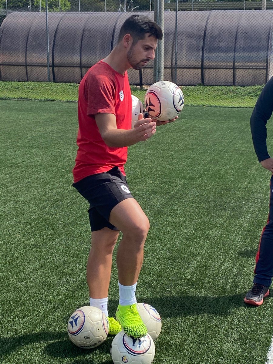 erik_be's tweet photo. Último día de capacitación en #ProyectoGol con los entrenadores. Sesión práctica ⚽️👌🏻 cc/ @didi_rg7 @fortuny7 #B1CampCostaRica (@ Proyecto Goal in Belén, Heredia) https://t.co/y9FPaa5xhp https://t.co/5NB6SjdAM5