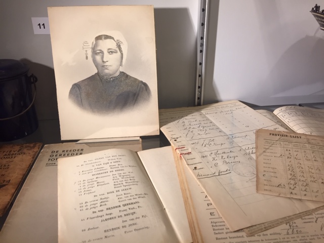 Net geopend: expositie #visserij in het Stadsarchief #Vlaardingen: ''t Schot is te boord: de Vlaardingse vleetvisserij tot en met 1964'. Vrijwilligers Peter Zuydgeest en Henk Brobbel laten veel foto's, scheepsmodellen, kuipersgereedschap etc. uit hun privéverzameling zien.