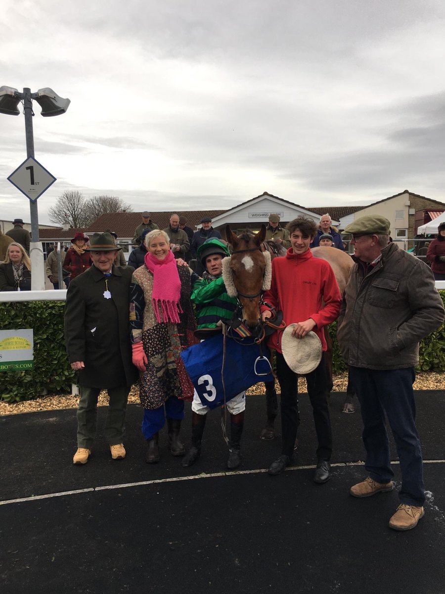 weatherbysltd's tweet photo. It's a thumbs up 👍 from winning trainer @chrisgordon68 after Hit The Highway wins our 2nd sponsored race of the afternoon @wincantonraces. Congratulations to Chris, @jemoore85 and Team Abc 🍾 https://t.co/Tzd7SZLu8x