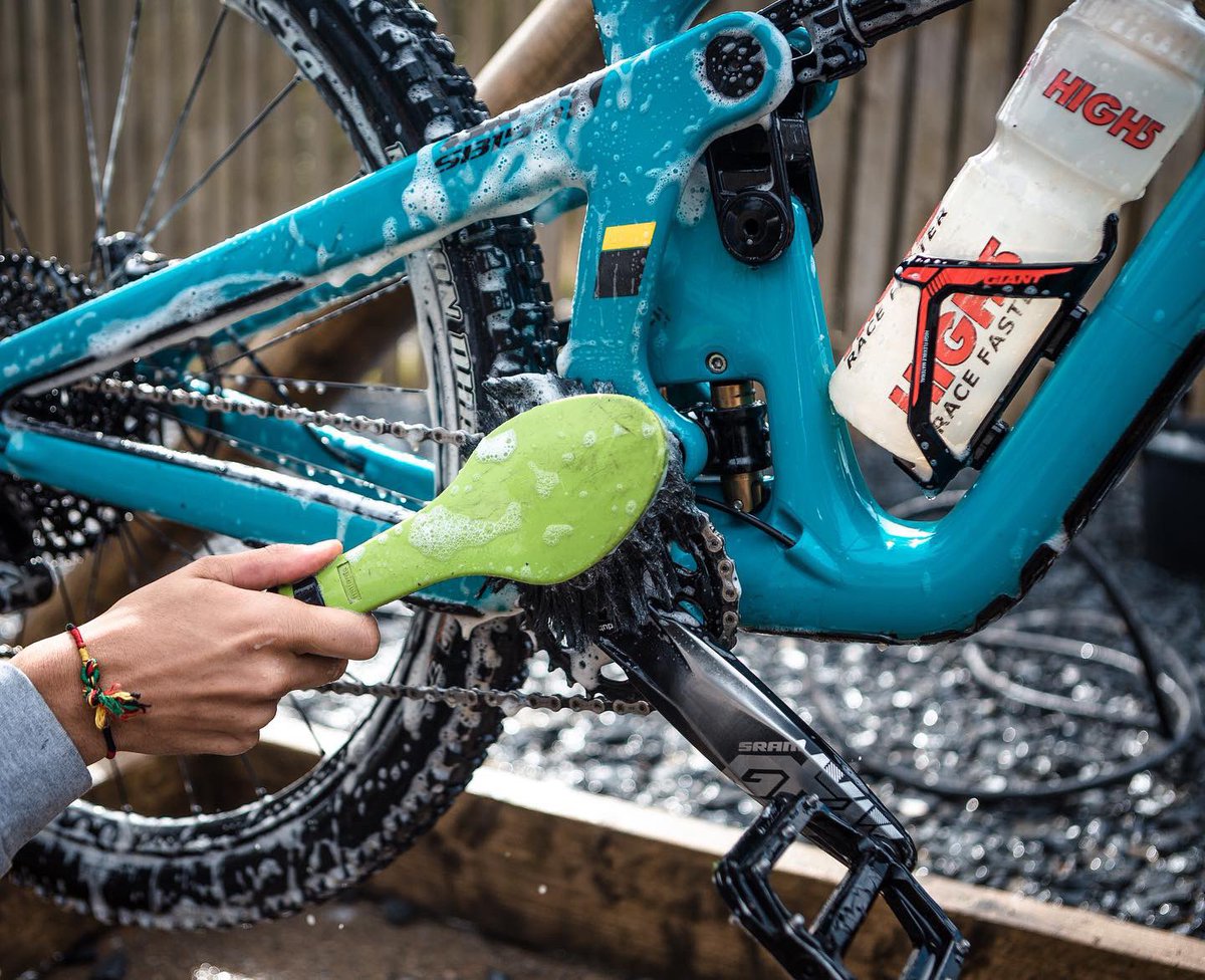 KingudProducts's tweet photo. Treat your precious ride to a Kingud Clean! Our Eco Friendly Cleaner has been carefully formulated to break down dirt and grime without being harmful to your bikes top end components. Give it a try to see for yourself! 
#ridefastrideclean 📸 @sionlroberts . https://t.co/FAZYuoOzJO