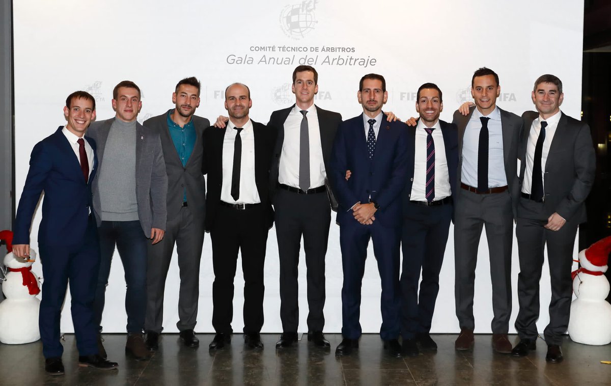🛡️ Los navarros <a href="/Davidurdanoz/">David Urdánoz</a> e Íñigo Prieto López de Cerain reciben la escarapela de árbitros internacionales.

👏👏👏👏

ℹ️ La II Gala anual del @CTA_RFEF se celebró ayer en la Ciudad del Fútbol de la <a href="/rfef/">RFEF</a> con la asistencia de más 300 personas.

▶️ futnavarra.es/8243-2/