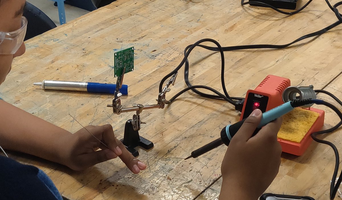 LancersTechEd's tweet photo. Electronics and Computer Science Engineering WITH Mr. Yersak learning how to prototype with solderless breadboards and then fabricate a matching PCB. https://t.co/1MFqJqIbjb