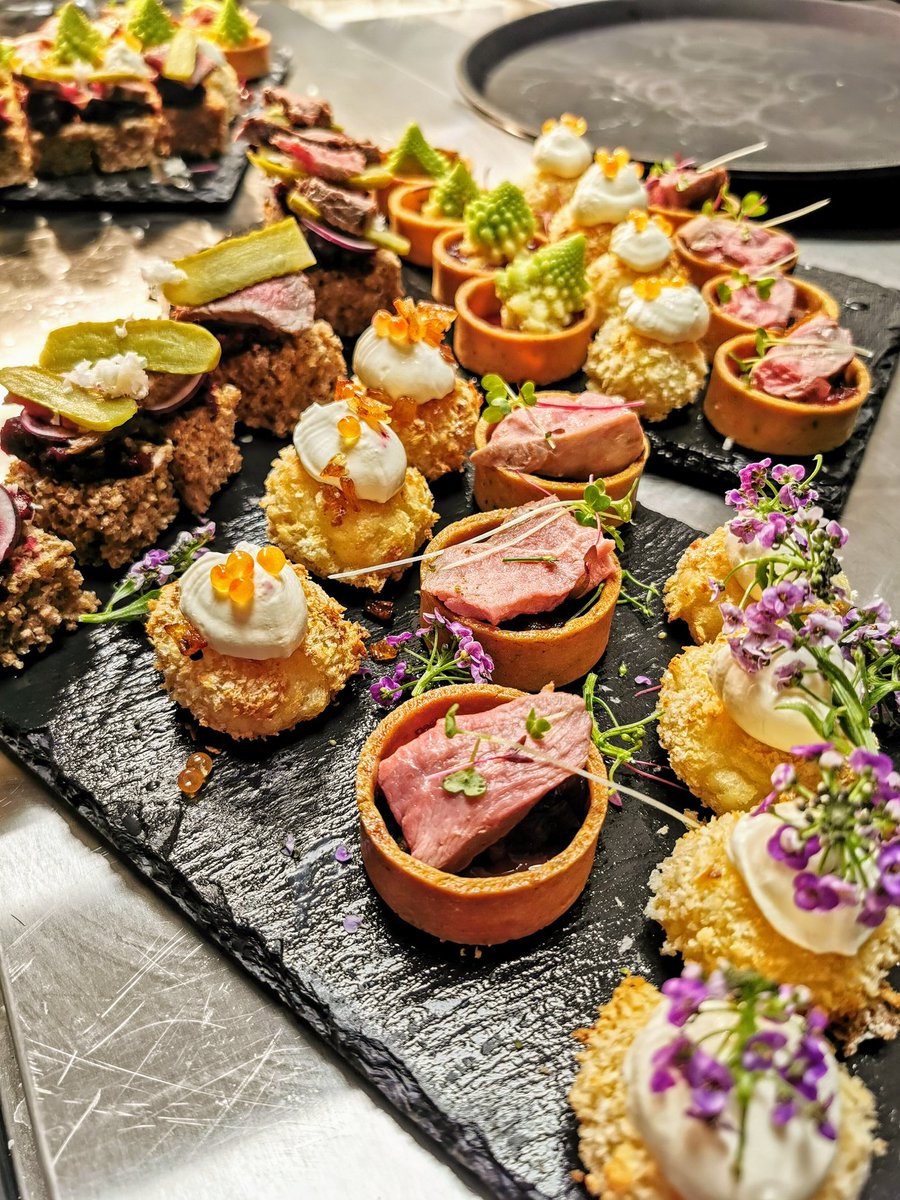 TheEffectDotNet's tweet photo. Getting to check out the #ConnectedRestaurant from @ThreeIreland with a menu curated by Irish American chef @diningwithflynn and a special extra Christmassy performance from @HudsonTaylor #Christmas https://t.co/PYHKEGfcEg