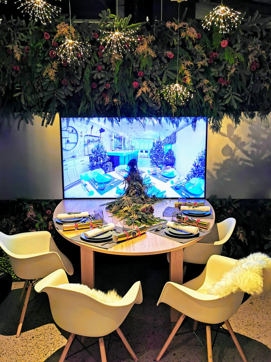 TheEffectDotNet's tweet photo. Getting to check out the #ConnectedRestaurant from @ThreeIreland with a menu curated by Irish American chef @diningwithflynn and a special extra Christmassy performance from @HudsonTaylor #Christmas https://t.co/PYHKEGfcEg