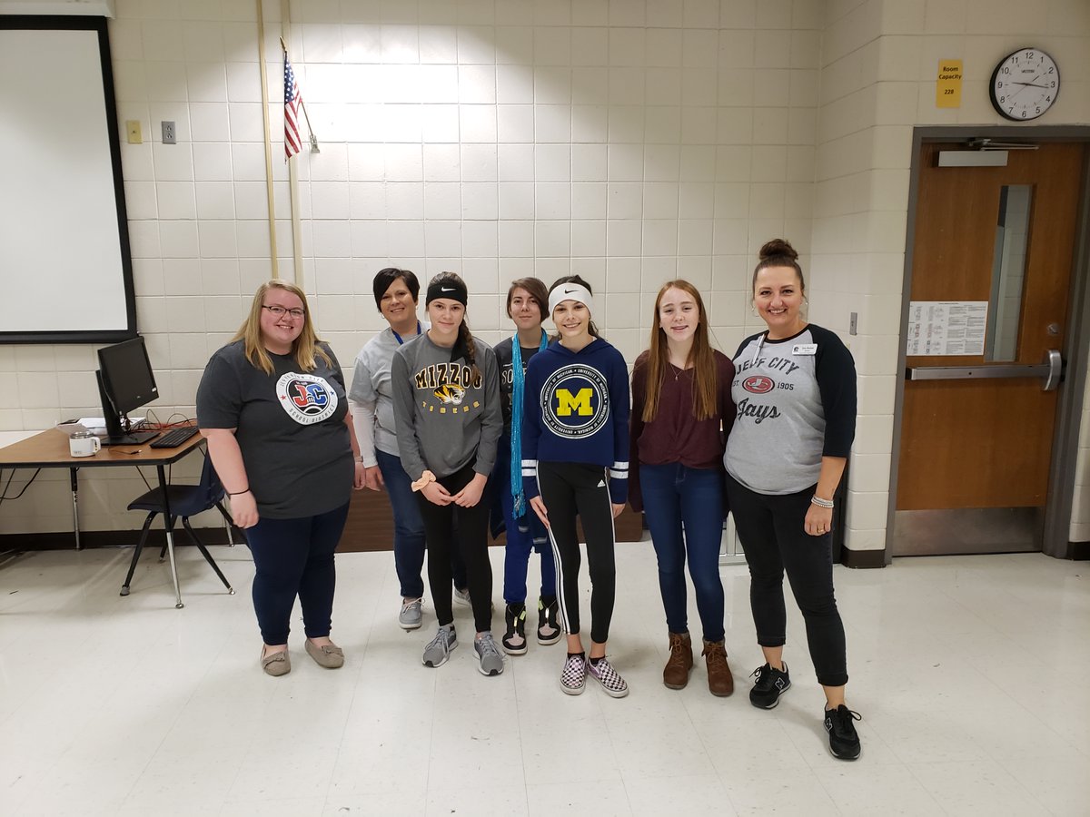 TJMSPatriots_'s tweet photo. A couple of weeks ago, our counseling intern, Abi Bax, held her Calm Group.  She developed an Escape Room and centered around #mindfulness and #growthmindset.  It was really awesome @JCSchools_ @shawnkelsch #JCStrongerTogether https://t.co/ZoDR19QDCj