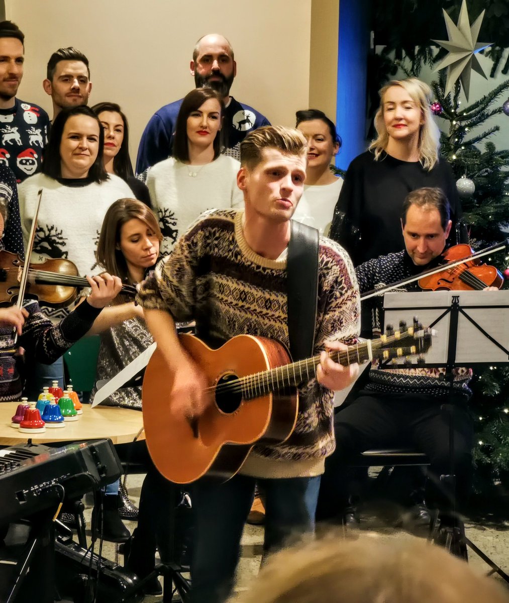 TheEffectDotNet's tweet photo. Getting to check out the #ConnectedRestaurant from @ThreeIreland with a menu curated by Irish American chef @diningwithflynn and a special extra Christmassy performance from @HudsonTaylor #Christmas https://t.co/PYHKEGfcEg