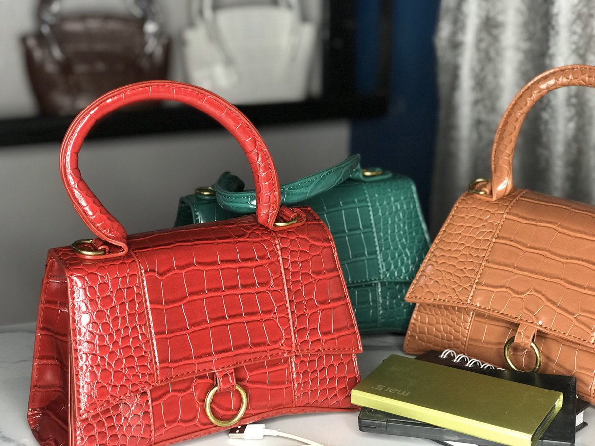PelumiAkoni's tweet photo. Live pictures  🌟 

Available in Wine, Green, Dark Brown, Light Brown (as in the picture) and Black.

Sales Price - N4,800 

Send a DM to @ShopAjiks to make a purchase. https://t.co/Nlaq1A65VR