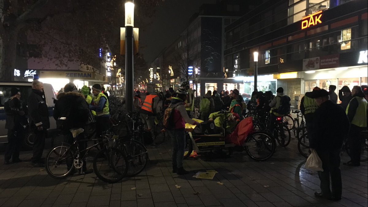 tourettebrot's tweet photo. Respekt für alle 🚴‍♀️ und 🚴‍♂️, die heute bei der #CriticalMass in #Koblenz dabei sind. Egal, ob es dunkel und kalt ist, Sofa oder Weihnachtsmarkt locken, Koblenz braucht mehr #Radwege. https://t.co/cQARDqKNNa