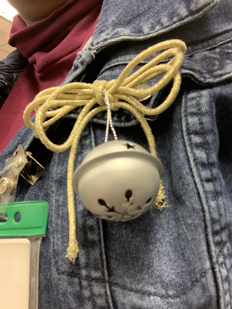 MsUnthank's tweet photo. Jingle bell! I was trying to be festive, even though it’s not my “thing.” This was around my neck but I had to find another alternative... #bows #crafts #greenppl #truecolors #thinkquickly #WeAreHicksElem https://t.co/qcroVygljw