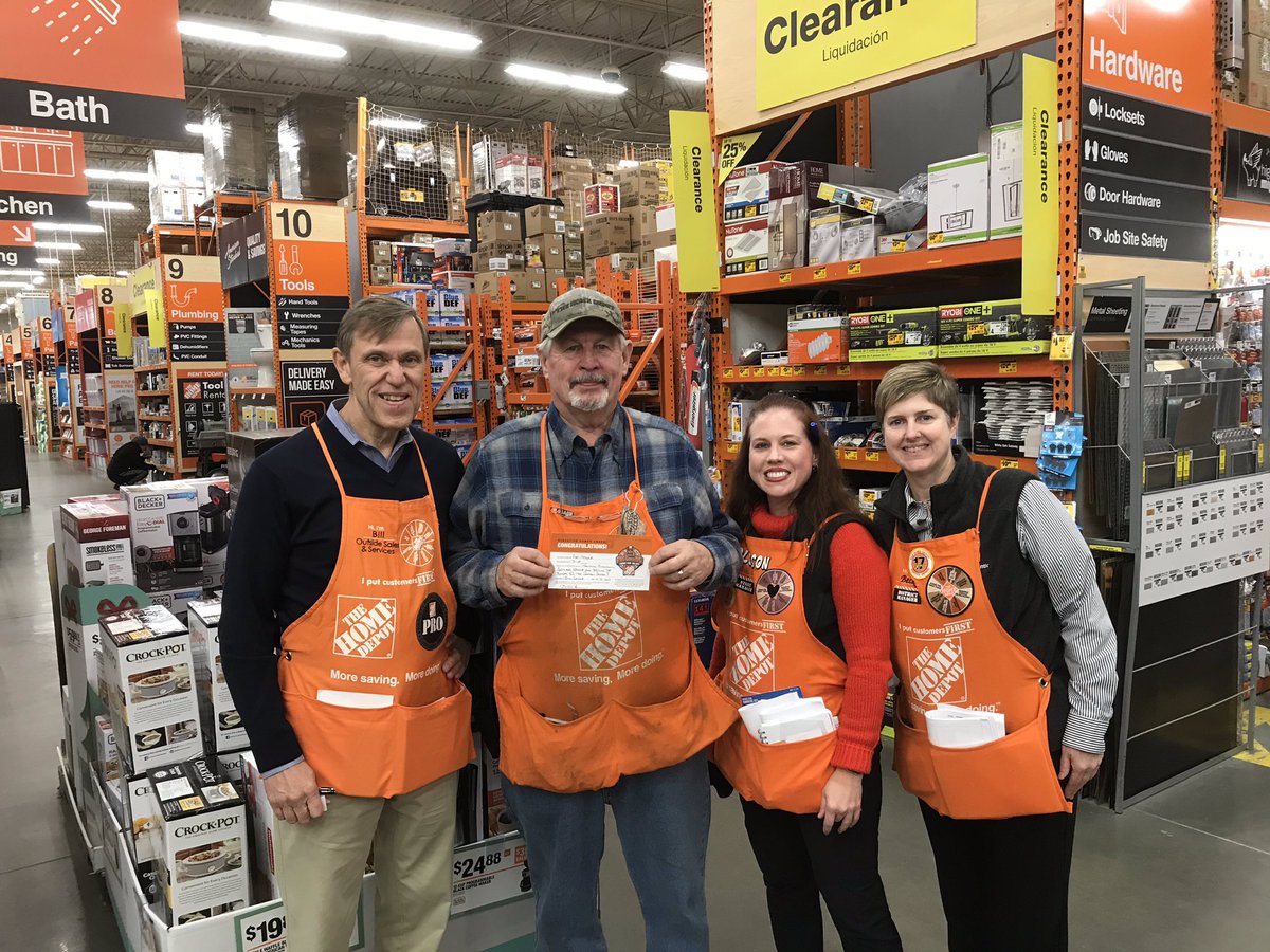 Great day at 2307 with Bill Lennie!  Our very own Chet getting recognized for his amazing performance!  #rockstar #thd2307 @thd_young @SamanthaASM2307 @Sammie_Porter12 <a href="/ginamorris508/">Gina Morris</a> @Jenaye_4