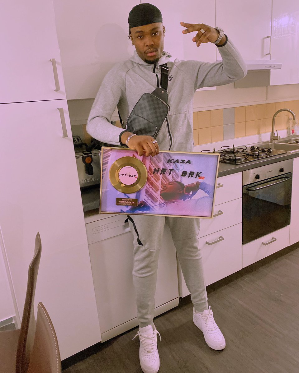 Kazadi_'s tweet photo. single d’or sur « HRTBRK #2 », j’laccroche chez la daronne 📀💜 https://t.co/0KJS4CG0Mc