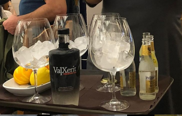 Valxerit_Bcn's tweet photo. ¡Juernes! ¿Preparados para un largo #Gin de semana?🍸#ValXerit #Premium #ginebra #gintonic #ginandtonic #gincola #ginlemon https://t.co/BSfTRWoeHg