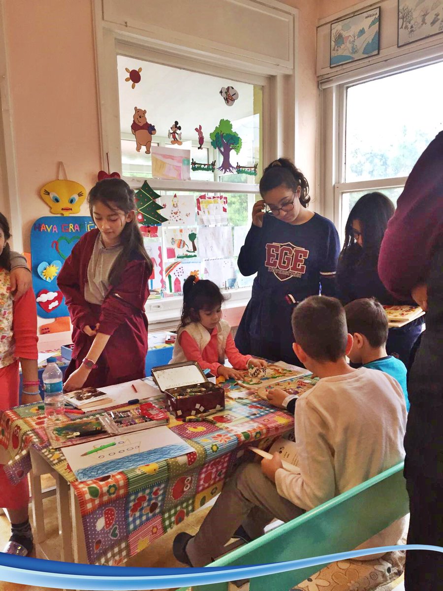 Ortaokul Sosyal Sorumluluk Kulübü öğrencilerimiz, Behçet Uz Çocuk Hastanesi Onkoloji Servisini ziyaret ettiler. Hasta arkadaşları için hazırladıkları hediyelerini onlarla paylaşan öğrencilerimiz, birlikte etkinlik düzenleyerek moral desteği sağladılar.
