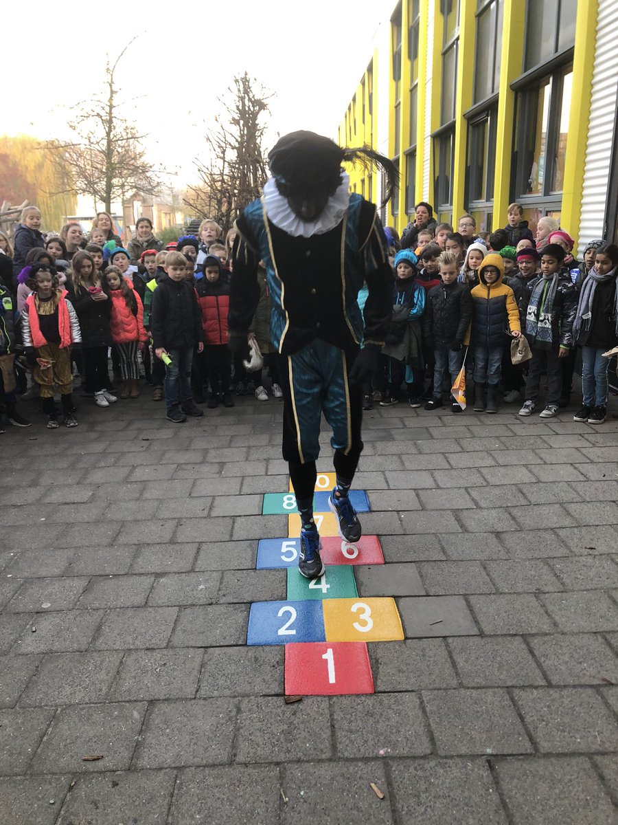 TweetsTriangel's tweet photo. Het was weer een feestje. Niet op Ozosnel vanwege de mist. Dan maar met de mobiel. Top Sint en Pieten Top OR. En een mooie hinkelaar als cadeau! https://t.co/TJqNeYmu37