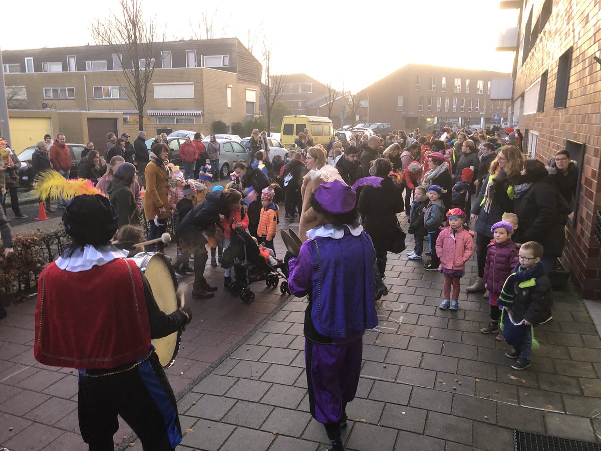 Het was weer een feestje. Niet op Ozosnel vanwege de mist. Dan maar met de mobiel. Top Sint en Pieten Top OR. En een mooie hinkelaar als cadeau!