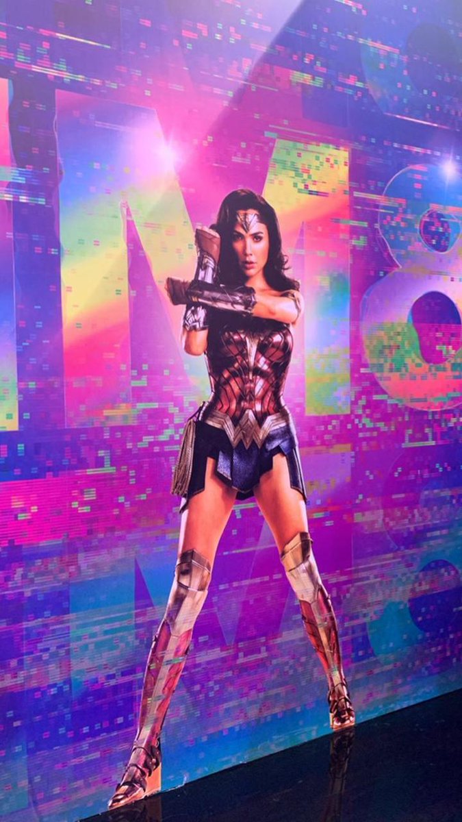 murphydelei's tweet photo. A #CCXP19 vai receber Gal Gadot e Patty Jenkins no domingo para um painel sobre Mulher-Maravilha 84, mas já temos imagens inéditas da heroína! https://t.co/nvkoK0xBbY