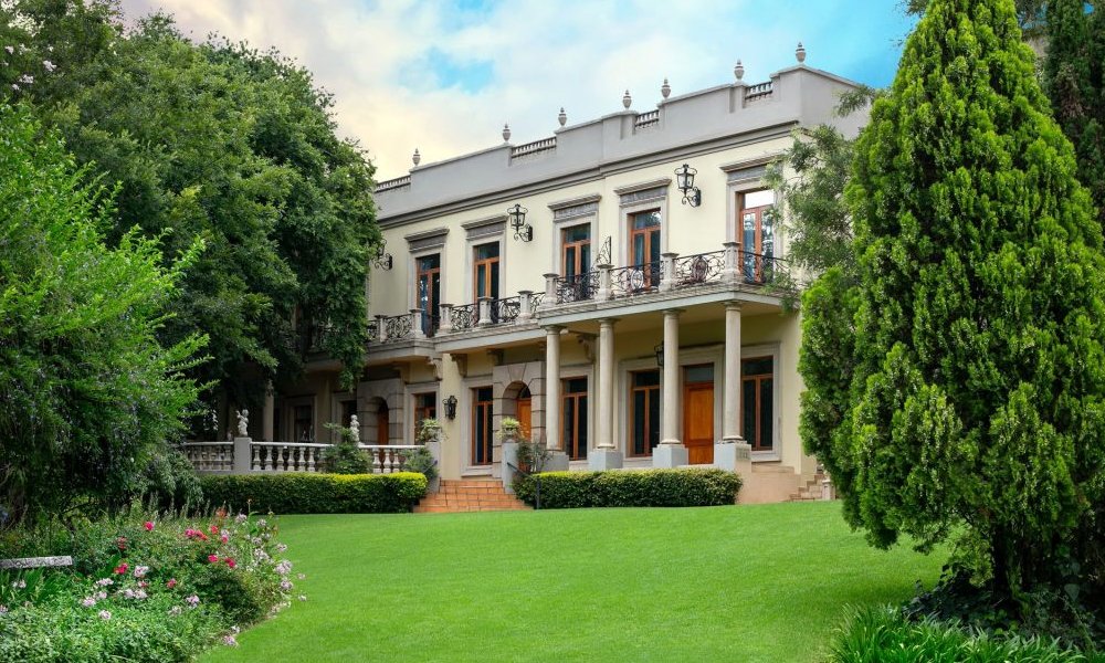 10 Must-Visit Luxury Hotels In Johannesburg South Africa bit.ly/2YjfMd9 <a href="/Clico_SA/">Clico</a> <a href="/fairlawnsboutiq/">Fairlawns Boutique</a>  <a href="/RadissonHotels/">Radisson Hotels</a> <a href="/RadissonBlu/">Radisson Blu</a> <a href="/MichHotel/">Michelangelo Hotel</a> <a href="/ThePeechHotel/">The Peech Hotel</a> <a href="/TheResidenceRSA/">The Residence Portfolio</a>  <a href="/FourSeasons/">Four Seasons Hotels</a>