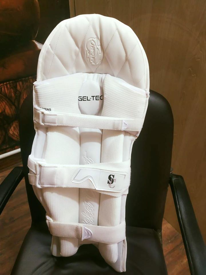 SelectCricket's tweet image. EXCITING THINGS TO COME

Here's one for the Classic range fans! 😍😍

Many improvements on our previous model:
- Gel Tec cushioned knee locator
- Embossed shin branding
- Whiteout Embossed Top Hat
- Brand new 2020 strap branding to come

#Select2020 #BritishBrand #TestMatchLevel