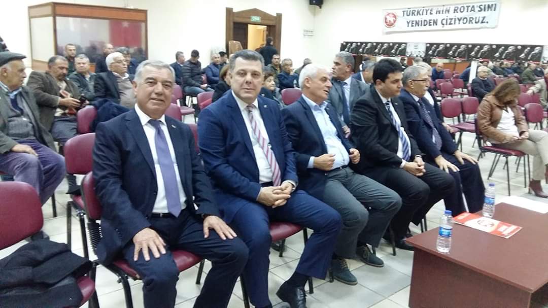 4 günün önce muazzam bir kalabalıkla yapılan temsilciler meclisinden sonra 50 kişiyle yapılan Muğla kongresi.muğla demokratların kalesi,örgüt başkanı gidip ordan aday olmuştu.kongreye bile gitmemiş.4 gün içinde ne değişti binlerden onlara düştük oturup düşünmek lazım.