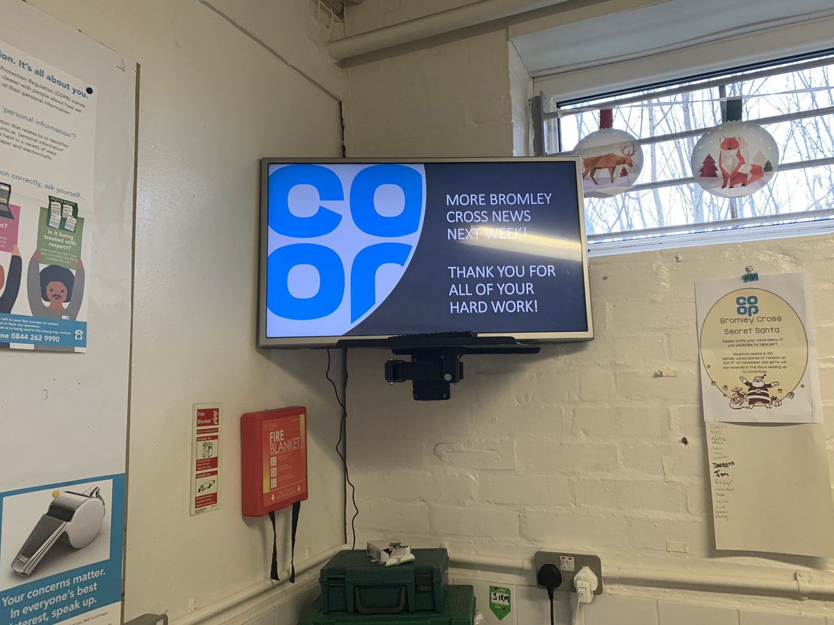 MarkAlgar4's tweet photo. Good to catch up with @degsy666 talking all things #ThoughtfulserviceTrail and #OneBestWay. Great to see a different way of engaging store colleagues with a tv in the canteen. @JonJPearce @stevenolan932 @adambowler10. https://t.co/aYmmW91I9o