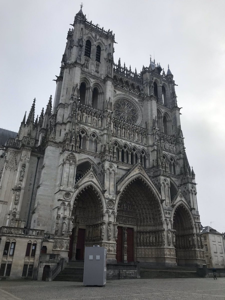 Au pied de la cathédrale #800ans ce we c’est aussi le 1er #museomix <a href="/AmiensMetropole/">Amiens Métropole - Ville d’Amiens</a> pour créer de nouveaux outils de médiation
numérique au #ociap résultat exposé dimanche 16h #INSpir