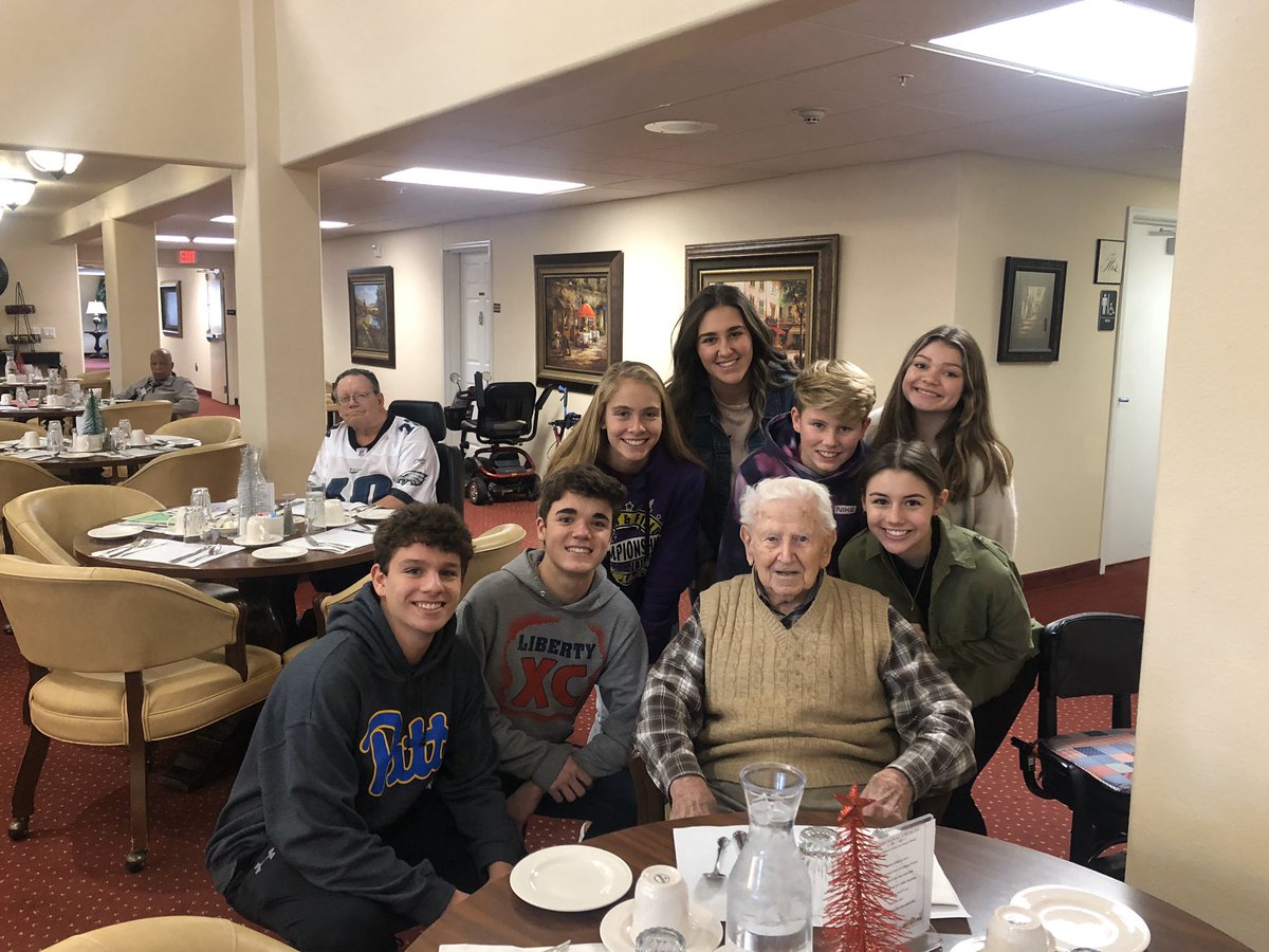 letsgetSADD's tweet image. A wonderful time at Sterling Heights handing out holiday cards &amp;amp; having the chorus coming to sing as well! 🎄❤️💚