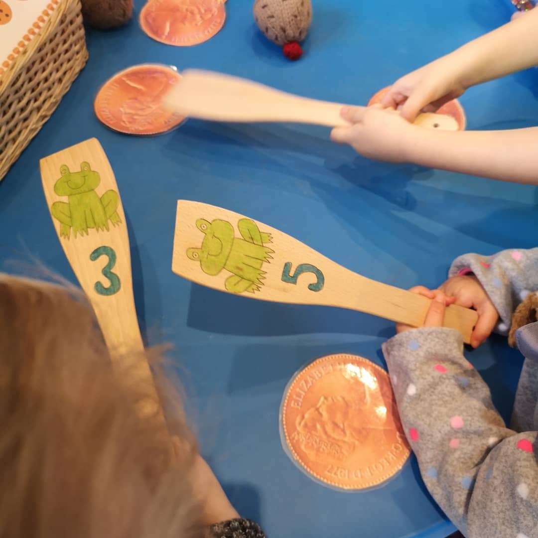 allthingseyfs's tweet image. 5 little speckled frogs sat on a speckled log 🐸🐸🐸🐸🐸🐸🐸🐸  #earlymaths #singingtime #turntaking #rememberingsequences #namerecognition #earlyyears #eyfs #maths #childminding