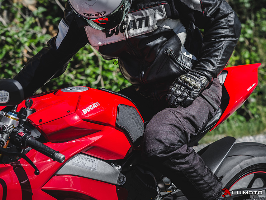 Luimoto's tweet photo. #CornerwithConfidence 

Let us make your winding mountain roads and canyon carving even more fun with our #luimototankleaf 

We use premium grip vinyl to help you grip where it counts. Custom to each model for maximum hold. 

#luimoto #madeincanada #motorcycles https://t.co/e9XQJp6T5x