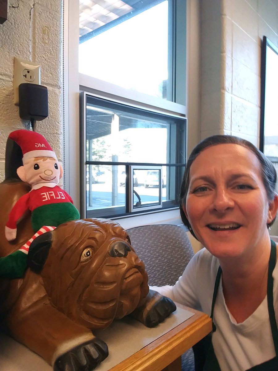 Mrs. Pearson, Cafeteria Manager @PSDGrasse got her selfie with an elfie #PennridgeProuud #HappyHolidays