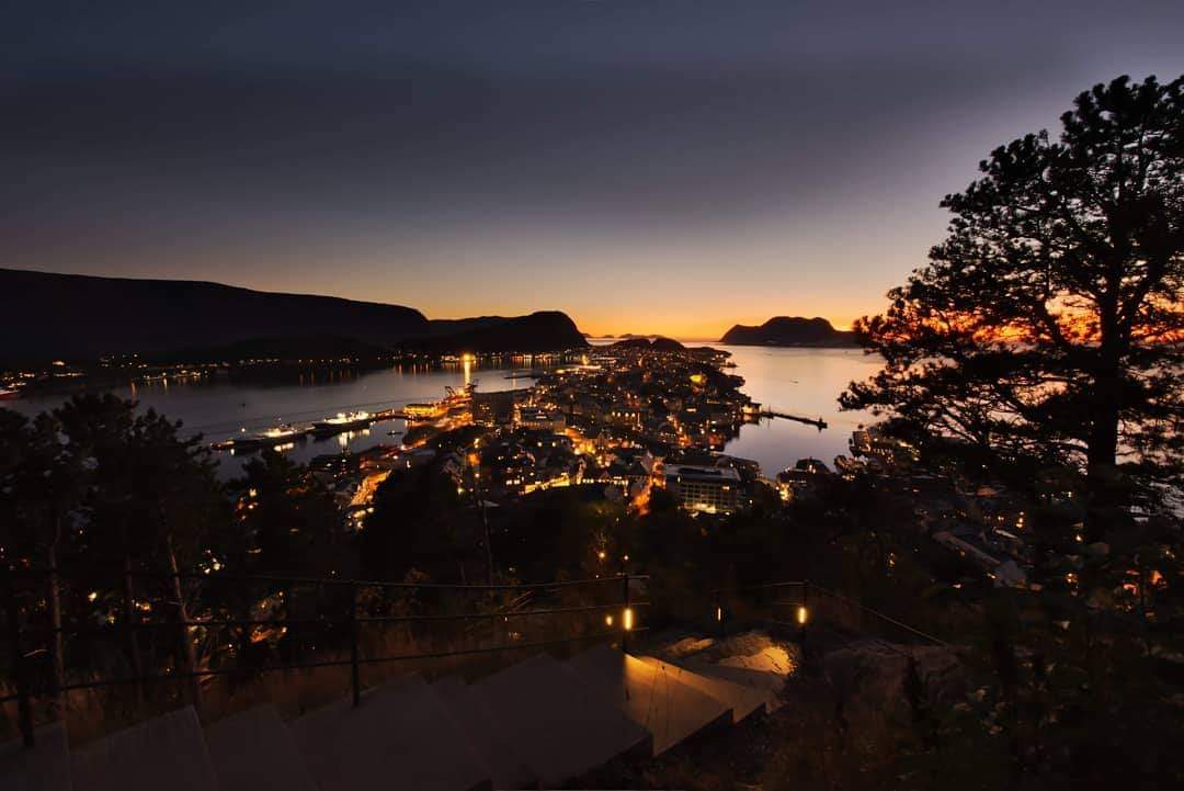 #Sunset over Ålesund 😍 Photo Lukas Ziegler via <a href="/VisitAlesund/">Ålesund & Sunnmøre</a> <a href="/fjordnorway/">Fjord Norway</a> #Norway #fjords