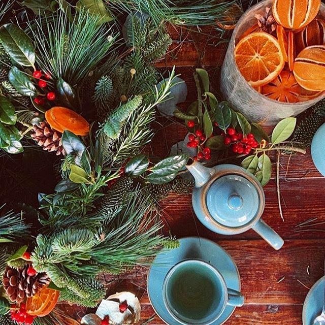 100AcresUK's tweet photo. We’re obsessed with the rich, festive colours in this divine shot from the incredible @niomismart. •
•
We’re feeling very Christmassy here at 100 Acres and this photo is definitely helping...we can smell the gorgeous Christmas wreath from here!🍊🎄… https://t.co/tLAHFPl2JI https://t.co/EZEZLXxMIS