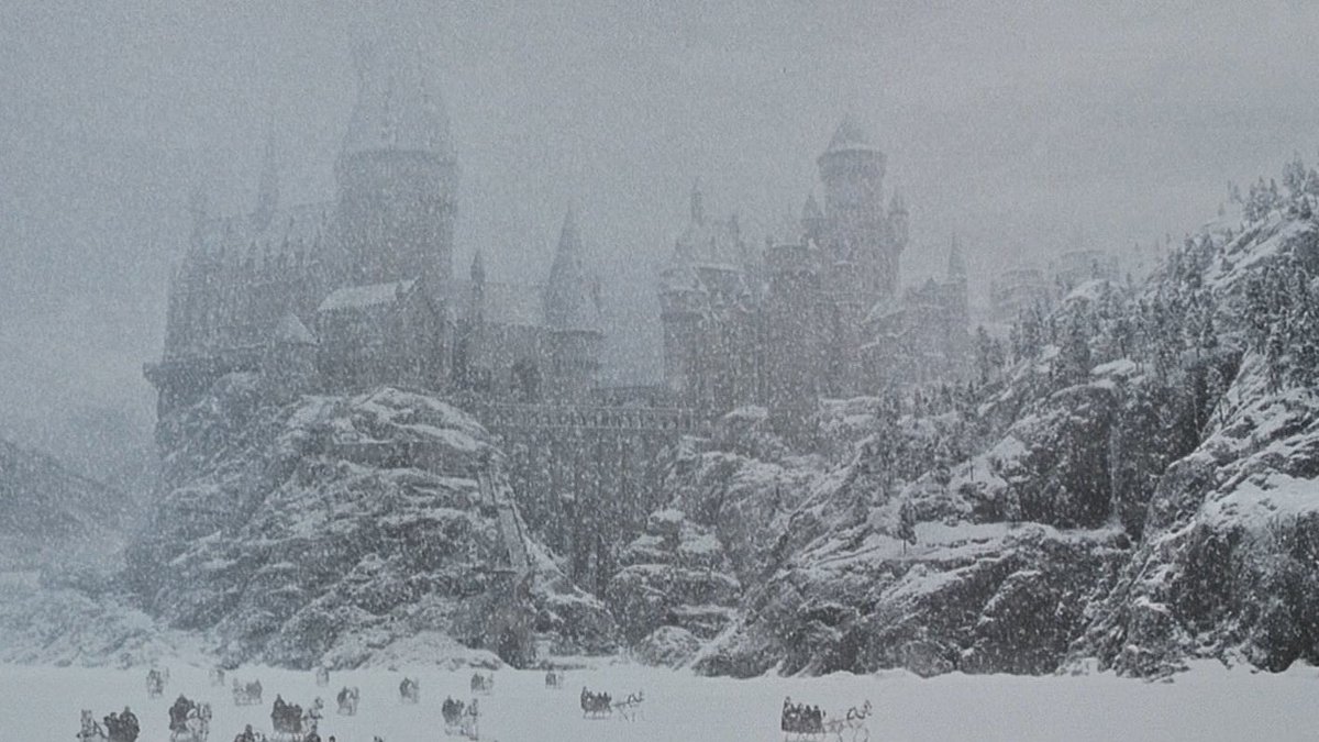 inazumahp's tweet photo. ❀ Ya es Diciembre 
Y Hogwarts ha cambiado por completo su decoración.

Cada rincón está decorado con estilo navideño.

Esperamos que sea de agrado de todos los alumnos. 

Pronto serán las fiestas Navideñas, pero antes de eso llegan los exámenes, a estudiar.

🎄❄️ ❀ https://t.co/dNviHx5Xpb