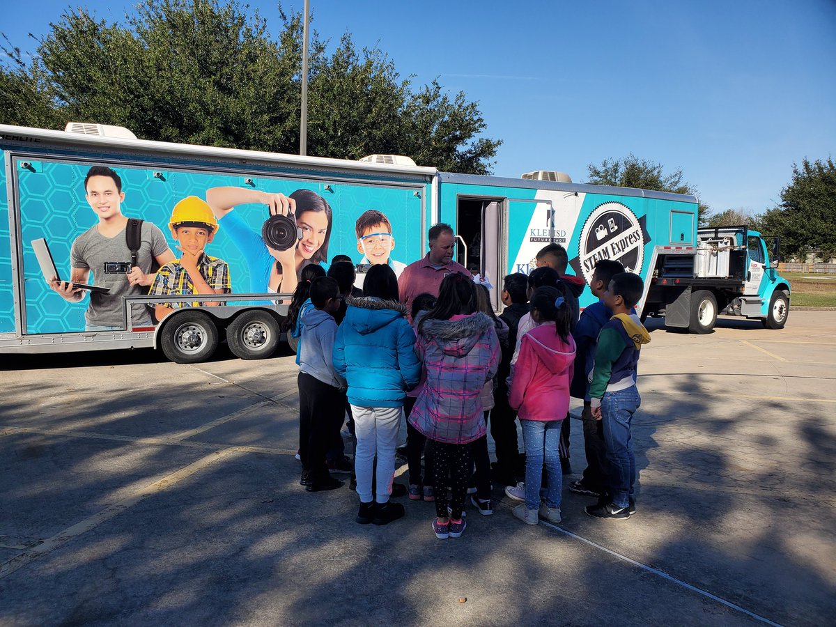 MsMarquezEdu's tweet photo. The @STEAM_Express visiting @EilandKISD was innovative! Students were thrilled doing the virtual reality! 👌👏💯🔥
#EilandFanTheFlame
#EilandPride
#EilandStrong
#Promise2Purpose 
#MomentsinKlein https://t.co/pga9Tx8VKN