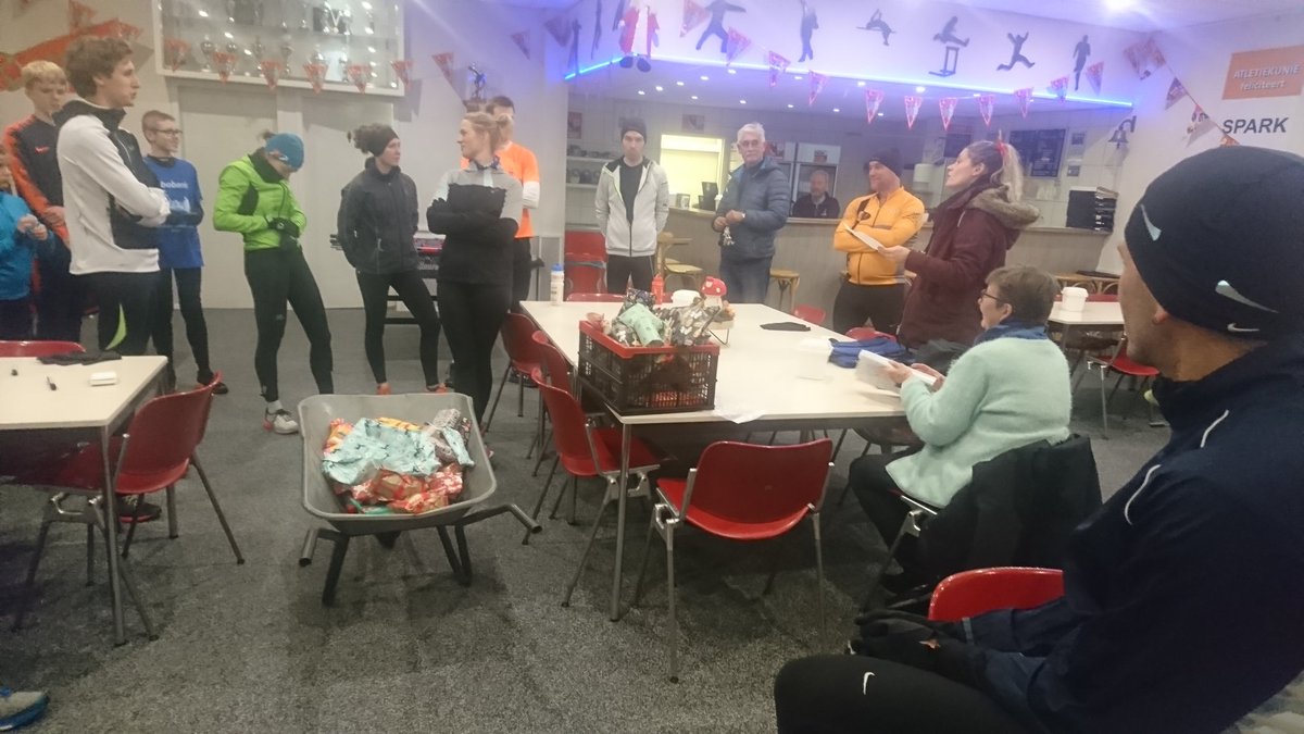 Sinterklaastraining bij #tvs90 #sinterklaas #WijzijnTVS90NL #WijzijntriathlonNL #KruiwagenMetCadeautjes #5dec #sint