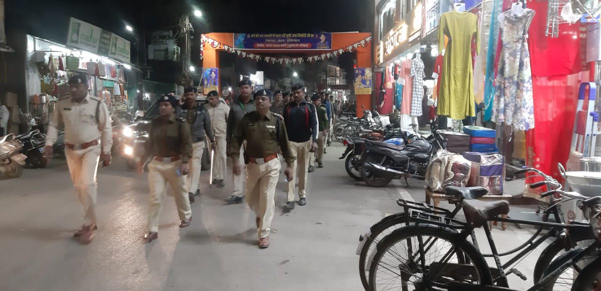 अतिरिक्त पुलिस अधीक्षक  श्रीमती मनीषा ठाकुर रावटे के मार्गदर्शन में थाना प्रभारी सिटी कोतवाली, थाना प्रभारी अर्जुनी एवं उपस्थित अन्य अधिकारी-कर्मचारी, पैंथर स्क्वाड, चीता स्क्वाड के द्वारा गांधी मैदान से सदर बाजार होते हुए मकई चौक तक पैदल पेट्रोलिंग किया गया।