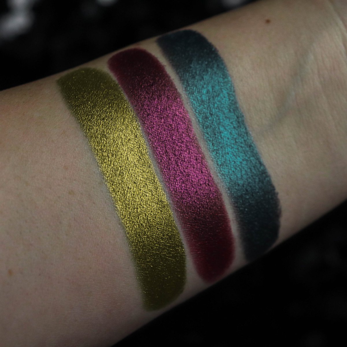 ShroudCosmetics's tweet photo. 🌙 MOONFALL TRIO 🌙
⠀⠀
The #MoonfallTrio is a mini-collection of three brand new and stunning eyeshadow singles.
• Dropping 12/12 at 12pm PST
• $15 for the bundle or $6 ea.
• Always cruelty-free and vegan!
#shroudcosmetics #moonfall #moonfalltrio #strobecosmetics #makeup https://t.co/DDj51SJqSF