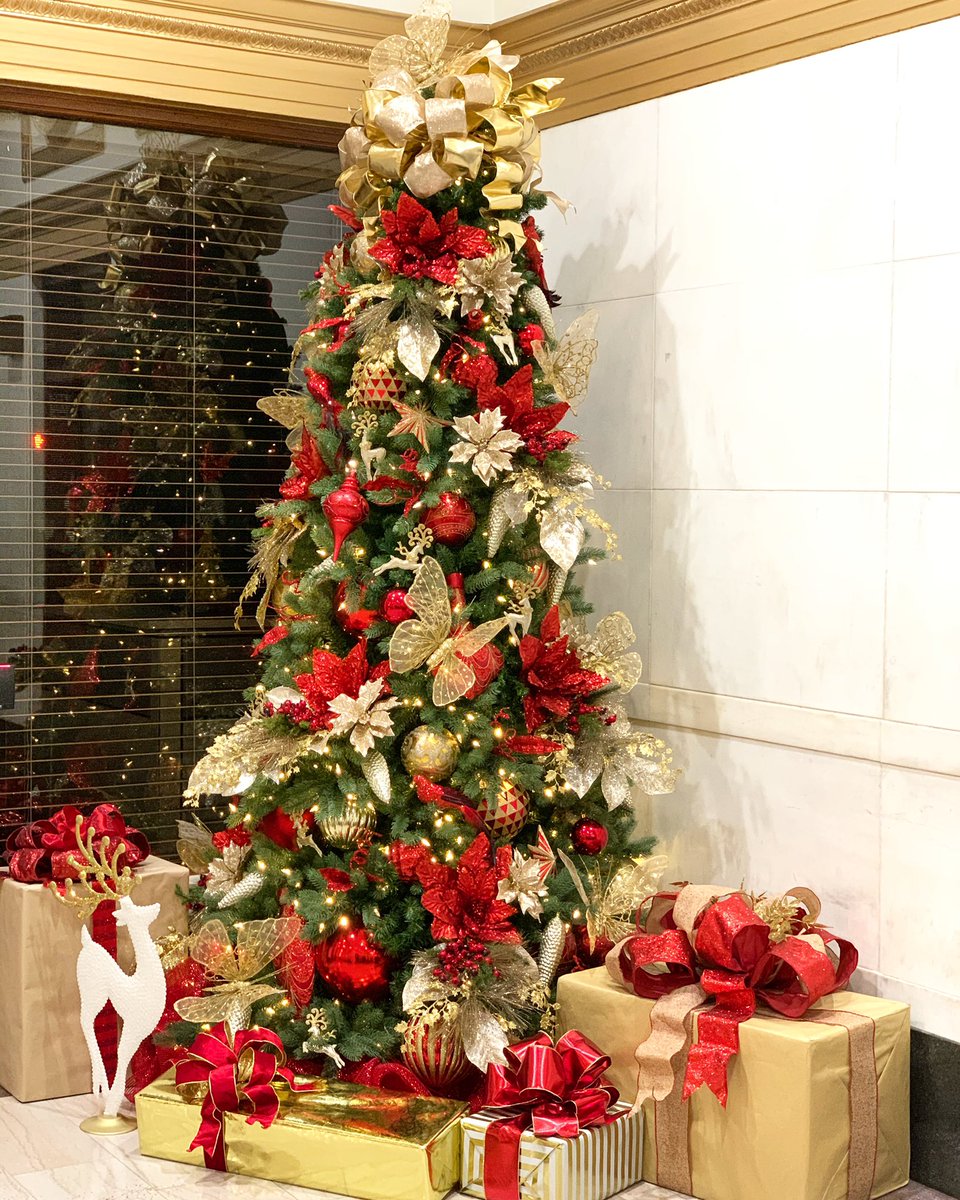 TrueVinesInc's tweet image. Rich in red &amp;amp; gold! Lighting Up #houston making it beautiful for all to enjoy! #hapyholidays contact TRUE VINES INC #howtohouston Holiday Design #experts #houstonoffice #houstonbusiness #houstonbusinessowners #christmas #christmastree