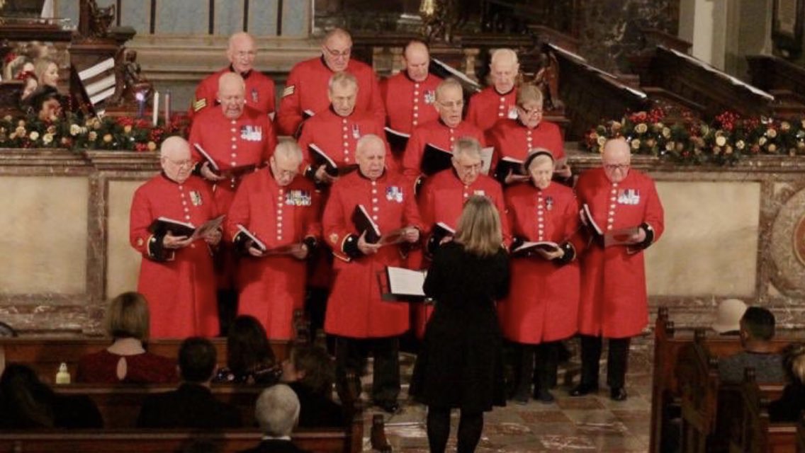 Look who the <a href="/RHChelsea/">Royal Hospital Chelsea</a> Pensioner Singers met this evening when they sang at <a href="/age_uk/">Age UK</a> Love Christmas! <a href="/GrumpyLGoodman/">Len Goodman</a> <a href="/marishawallace/">Marisha Wallace</a> <a href="/WhichPennySmith/">Penny Smith</a> Lovely event and thank you for having us! Great to see our friends from <a href="/operahollandpk/">Opera Holland Park</a> too!