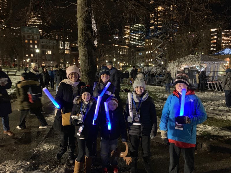 GBR_Cass's tweet image. Make sure to look out for the @xfinity walking billboards at the Boston Common Tree Lighting tonight! Grab your reindeer antlers and don’t forget to Download the #XfinityStreamApp