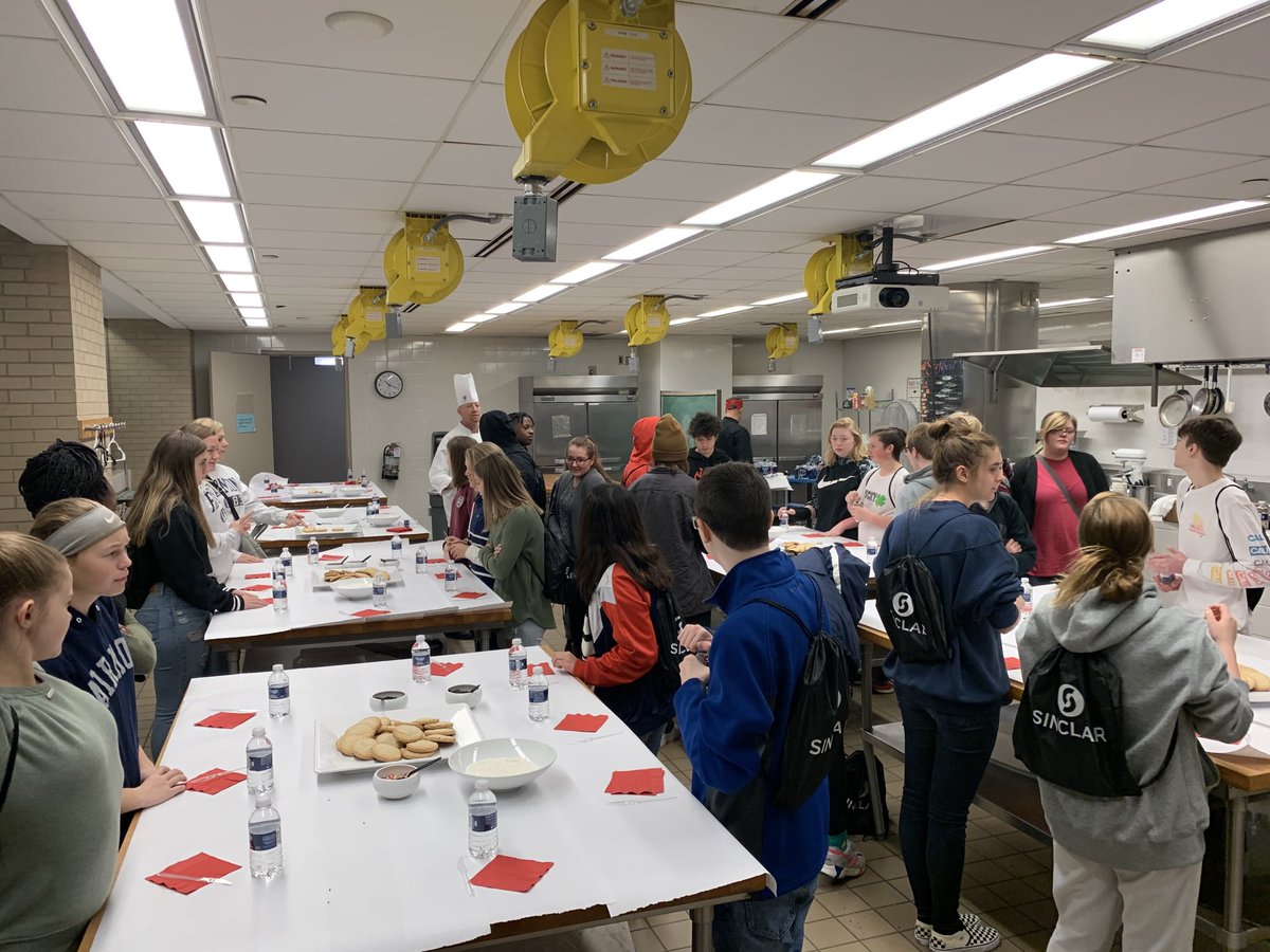 dironchef's tweet photo. ⁦@SinclairCC⁩ Chef Adam with 35 Fairmont Highschool students https://t.co/pgxXKVUe9o