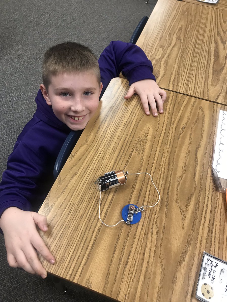 Today we lit up our room with circuits! #connectses #bulletpride