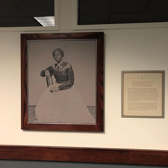 marthasjones_'s tweet photo. I had only a small hand in this new exhibit at the #Baltimore federal courthouse. Still, I was deeply moved to be there when these portraits of #HarrietTubman and #FrederickDouglass were introduced to the court. #adayswork https://t.co/frHuzhZsko
