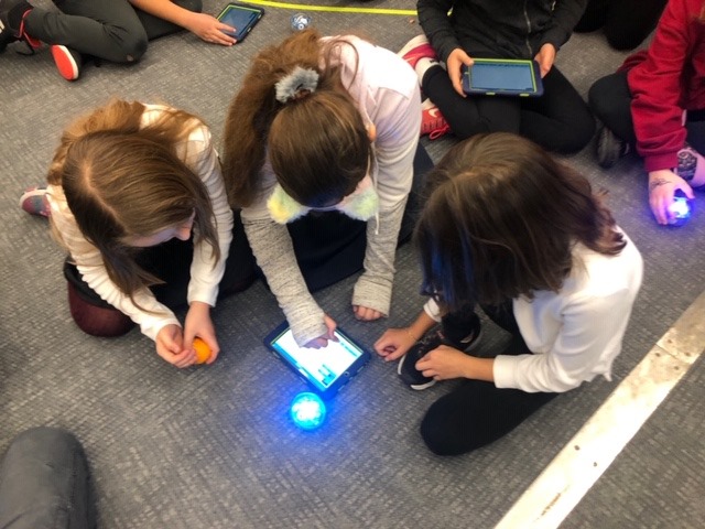 Richfield280's tweet image. 4th-grade students at Richfield Dual Language School (RDLS) worked with @Sphero Robots this week. The Sphero bots were part of a grant received from the Assistance League of Minneapolis/St.Paul. Thank you for helping our students engage in STEM! #PersonalizedLearning