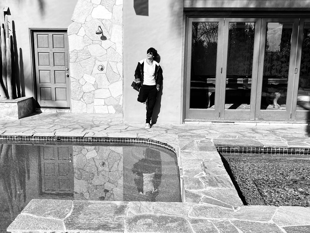 iamsrk's tweet photo. Finally the California sun is out....it’s time for the Pool...maybe should dress right for it now at my @airbnb villa in LA #Ad #LAonAirbnb https://t.co/PPmRHQLL4u