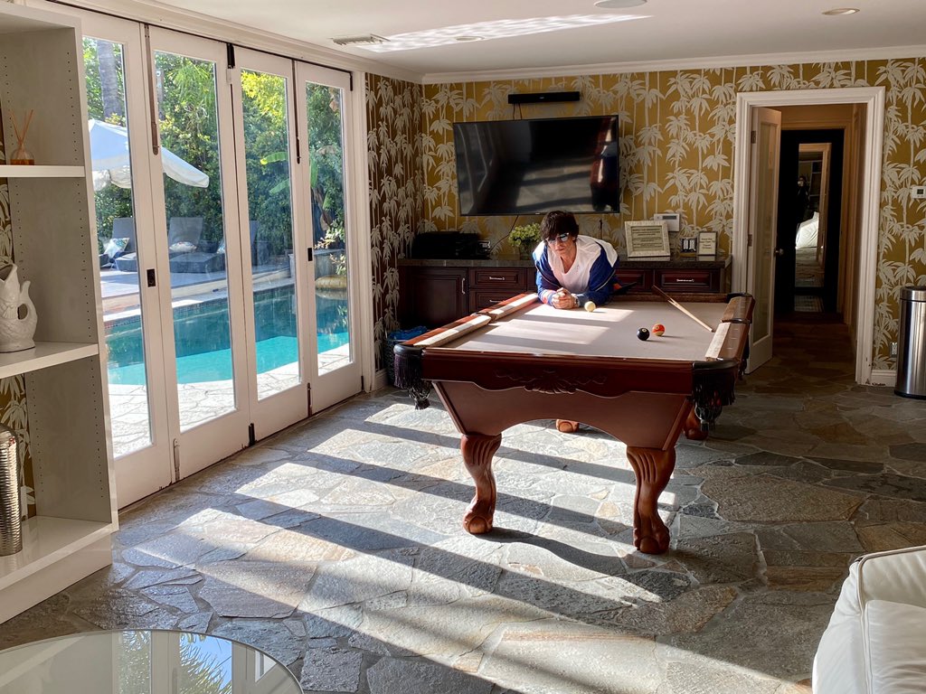 iamsrk's tweet photo. Finally the California sun is out....it’s time for the Pool...maybe should dress right for it now at my @airbnb villa in LA #Ad #LAonAirbnb https://t.co/PPmRHQLL4u