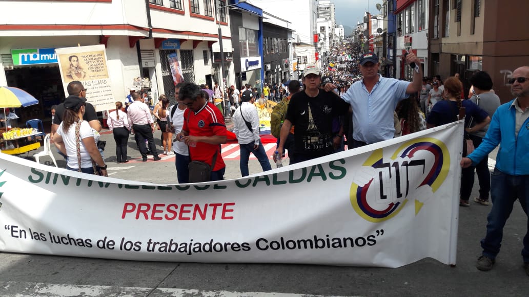 sintrafec's tweet photo. Desde Manizales, Sintrafec presente, presente en el #paronacional4D https://t.co/cfpw4y39zw