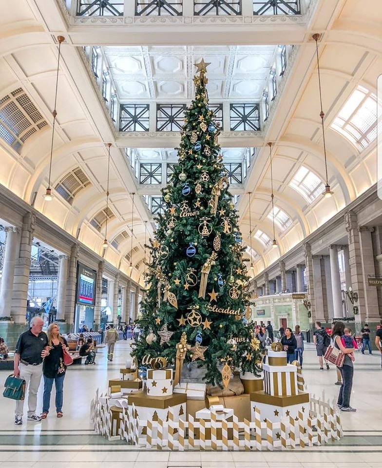viviven2015's tweet photo. Bellisimo!!!!
No es New York, ni Madrid, ni París. Es el árbol navideño en la estación de trenes de Retiro. https://t.co/QCWzyjWFK9